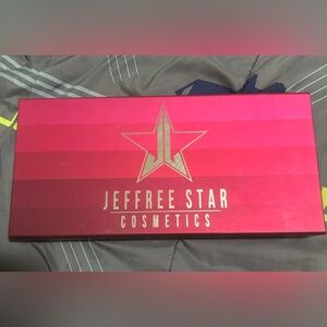 Jeffree Star mini lip 👄 set, all colors are a different shade of pink and red.